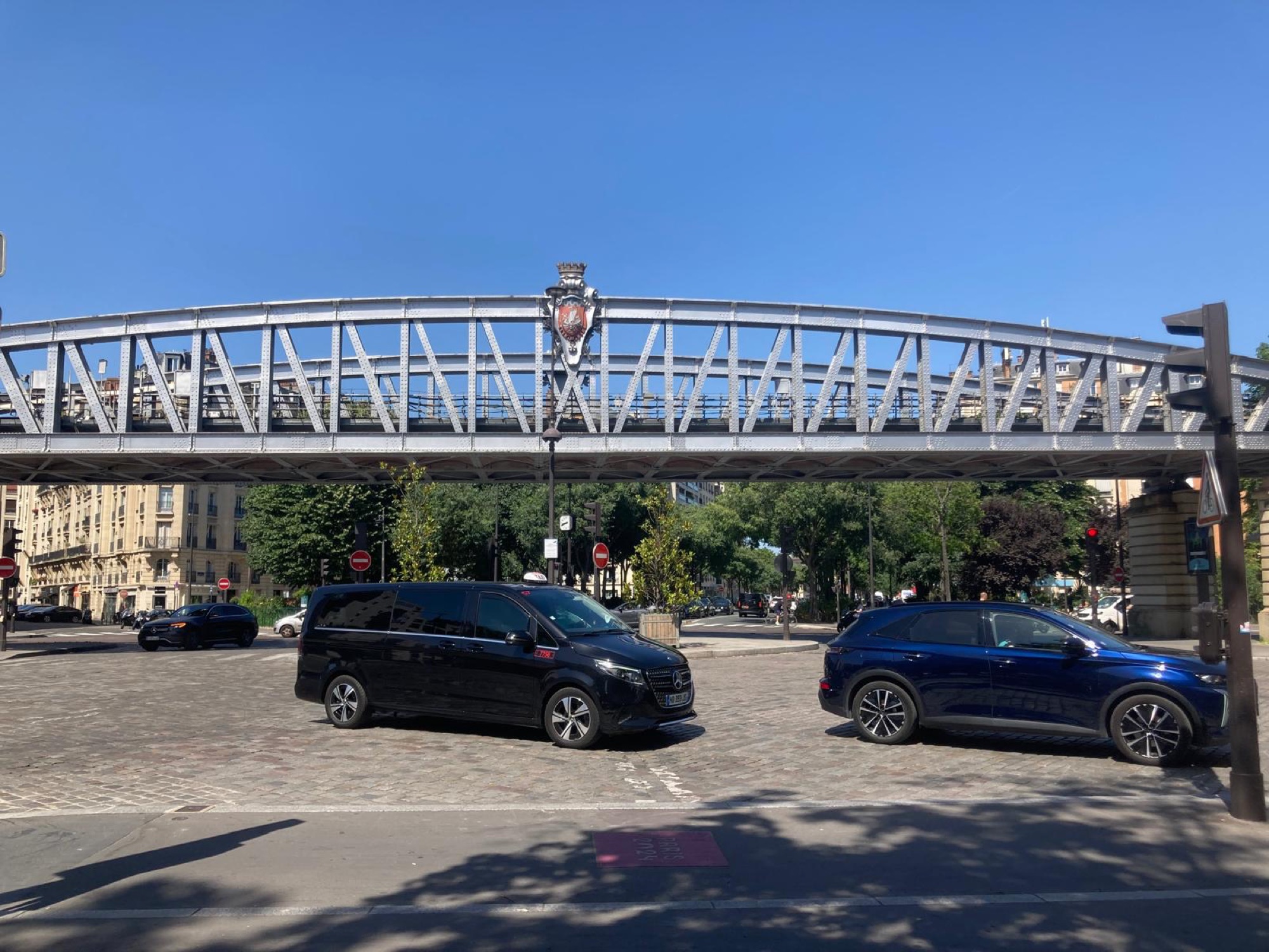 La ligne 6 du métro aérien passe au-dessus de la terrasse du Café Piou, Place Cambronne